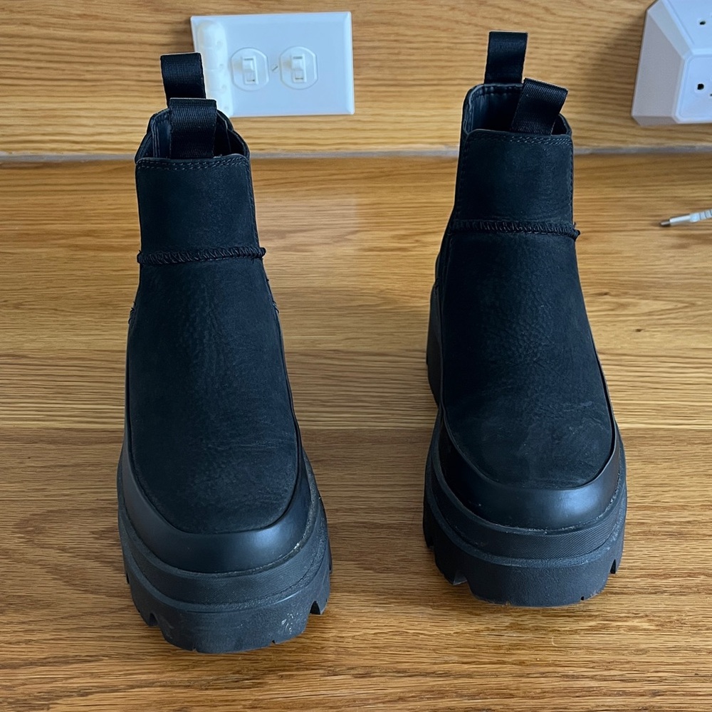 Ugg Brisbane Chelsea Boot. Black leather.